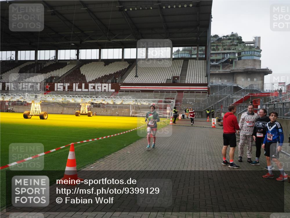 07.12.2025 - St. Pauli X-Mass-Run No. 15 Fabian Wolf http://msf.ph/oto/9399129 07.12.2025 10:57:45 Ziel 170, 324, 1213, 1390 meine-sportfotos.de