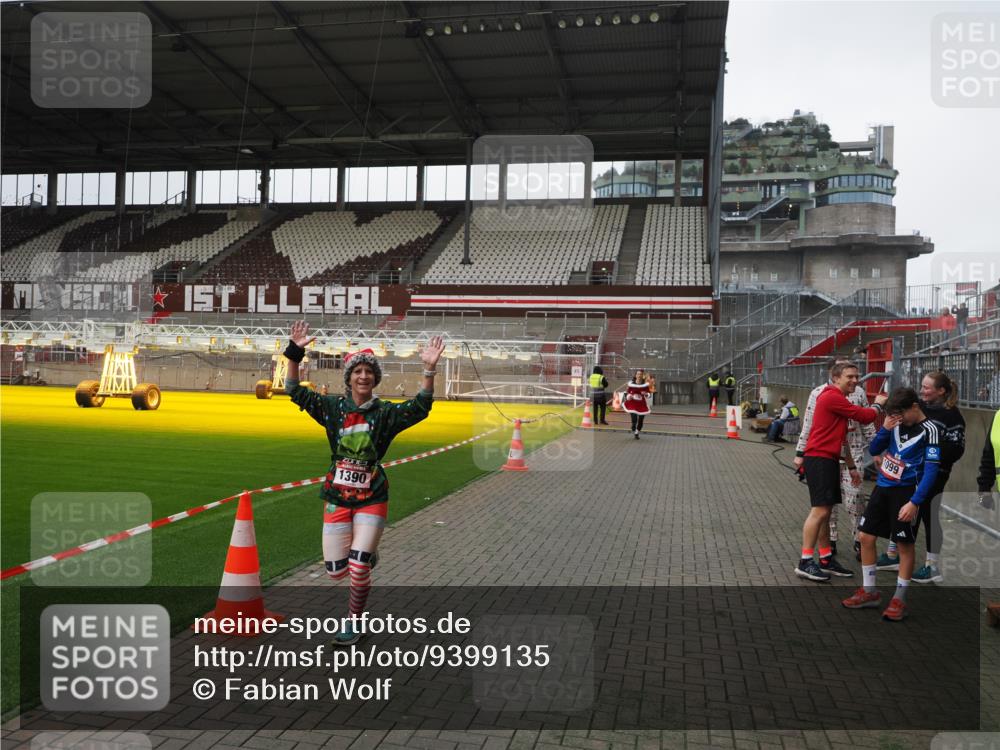 07.12.2025 - St. Pauli X-Mass-Run No. 15 Fabian Wolf http://msf.ph/oto/9399135 07.12.2025 10:57:46 Ziel 170, 324, 1213, 1390 meine-sportfotos.de