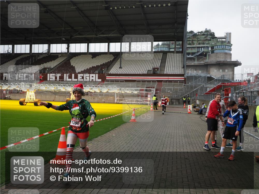 07.12.2025 - St. Pauli X-Mass-Run No. 15 Fabian Wolf http://msf.ph/oto/9399136 07.12.2025 10:57:46 Ziel 170, 324, 1213, 1390 meine-sportfotos.de