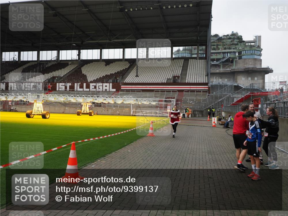 07.12.2025 - St. Pauli X-Mass-Run No. 15 Fabian Wolf http://msf.ph/oto/9399137 07.12.2025 10:57:48 Ziel 170, 324, 1390 meine-sportfotos.de