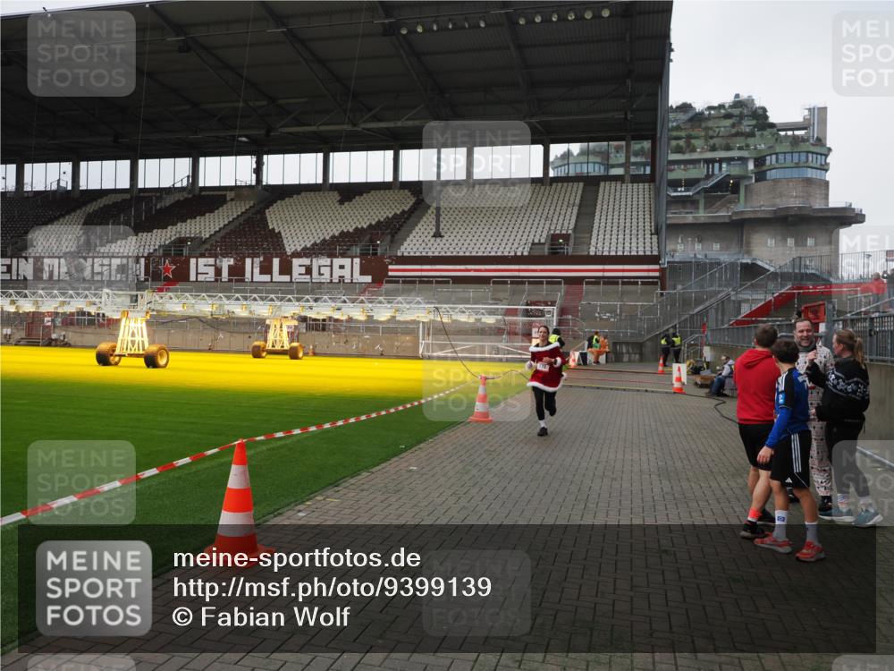 07.12.2025 - St. Pauli X-Mass-Run No. 15 Fabian Wolf http://msf.ph/oto/9399139 07.12.2025 10:57:48 Ziel 170, 324, 1390 meine-sportfotos.de