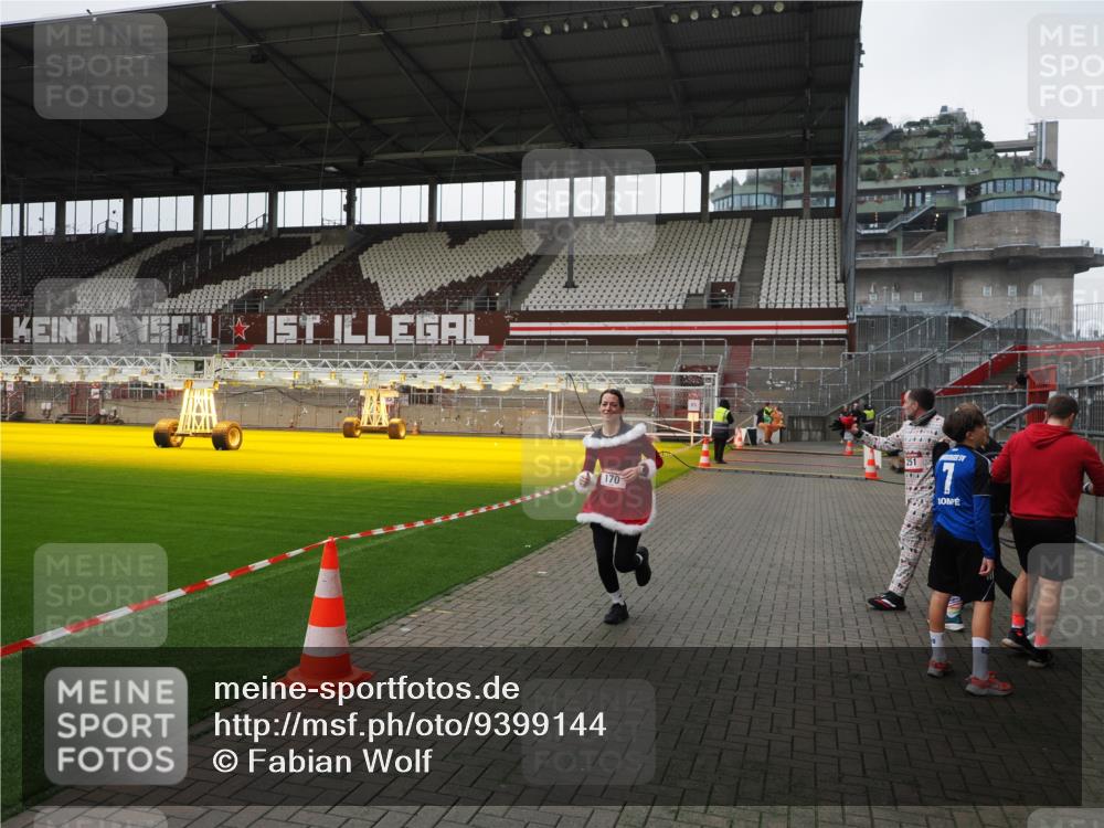 07.12.2025 - St. Pauli X-Mass-Run No. 15 Fabian Wolf http://msf.ph/oto/9399144 07.12.2025 10:57:50 Ziel 170, 324, 1390 meine-sportfotos.de
