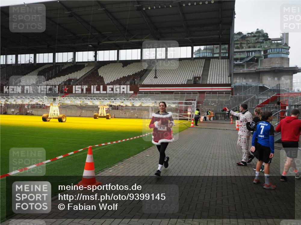 07.12.2025 - St. Pauli X-Mass-Run No. 15 Fabian Wolf http://msf.ph/oto/9399145 07.12.2025 10:57:50 Ziel 170, 324, 1390 meine-sportfotos.de