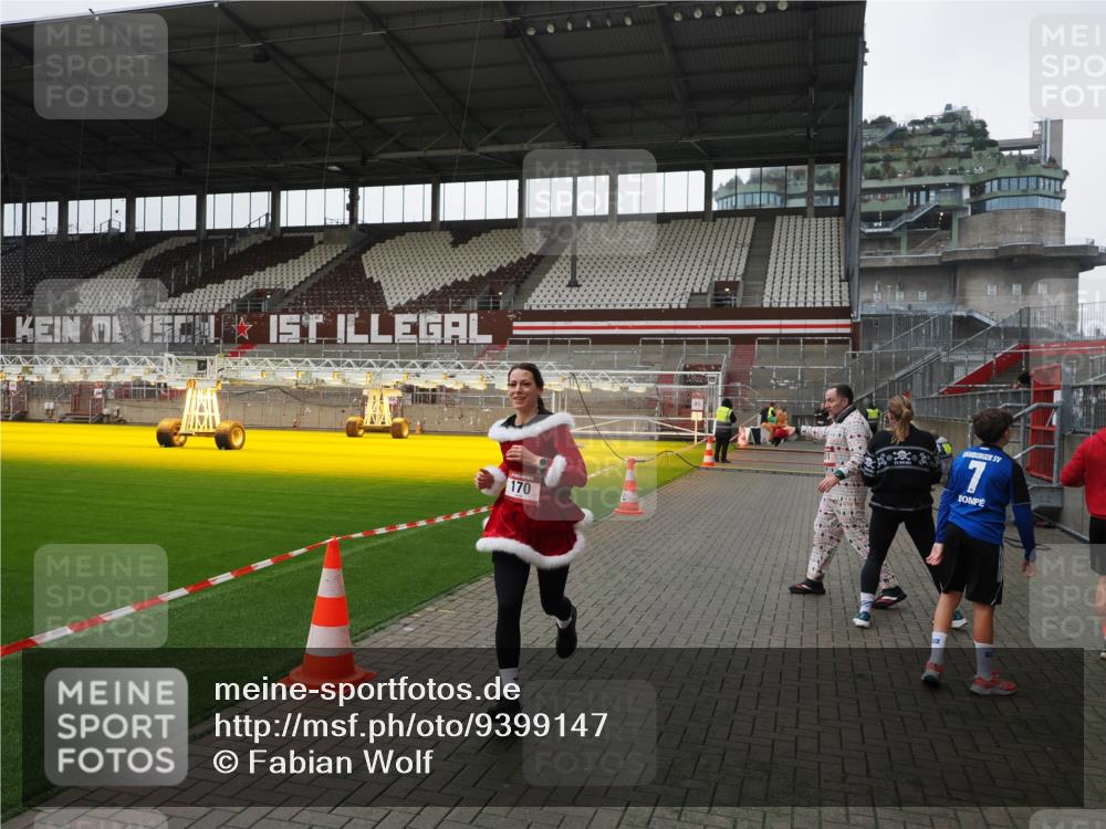 07.12.2025 - St. Pauli X-Mass-Run No. 15 Fabian Wolf http://msf.ph/oto/9399147 07.12.2025 10:57:50 Ziel 170, 324, 1390 meine-sportfotos.de