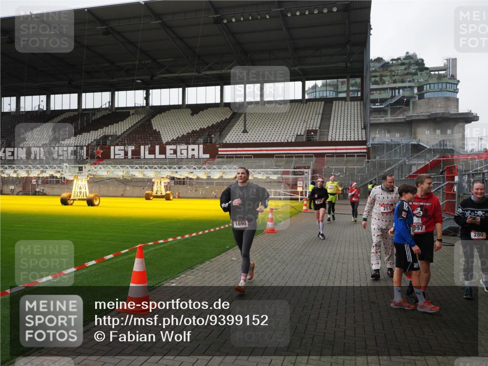 07.12.2025 - St. Pauli X-Mass-Run No. 15 Fabian Wolf http://msf.ph/oto/9399152 07.12.2025 10:58:01 Ziel 43, 75, 170, 234, 1690 meine-sportfotos.de