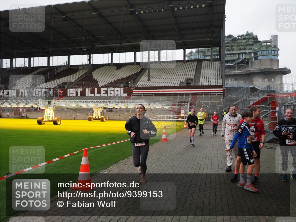 07.12.2025 - St. Pauli X-Mass-Run No. 15 Fabian Wolf http://msf.ph/oto/9399153 07.12.2025 10:58:01 Ziel 43, 75, 170, 234, 1690 meine-sportfotos.de