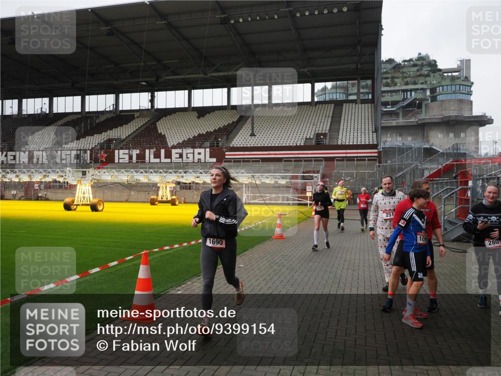 07.12.2025 - St. Pauli X-Mass-Run No. 15 Fabian Wolf http://msf.ph/oto/9399154 07.12.2025 10:58:01 Ziel 43, 75, 170, 234, 1690 meine-sportfotos.de
