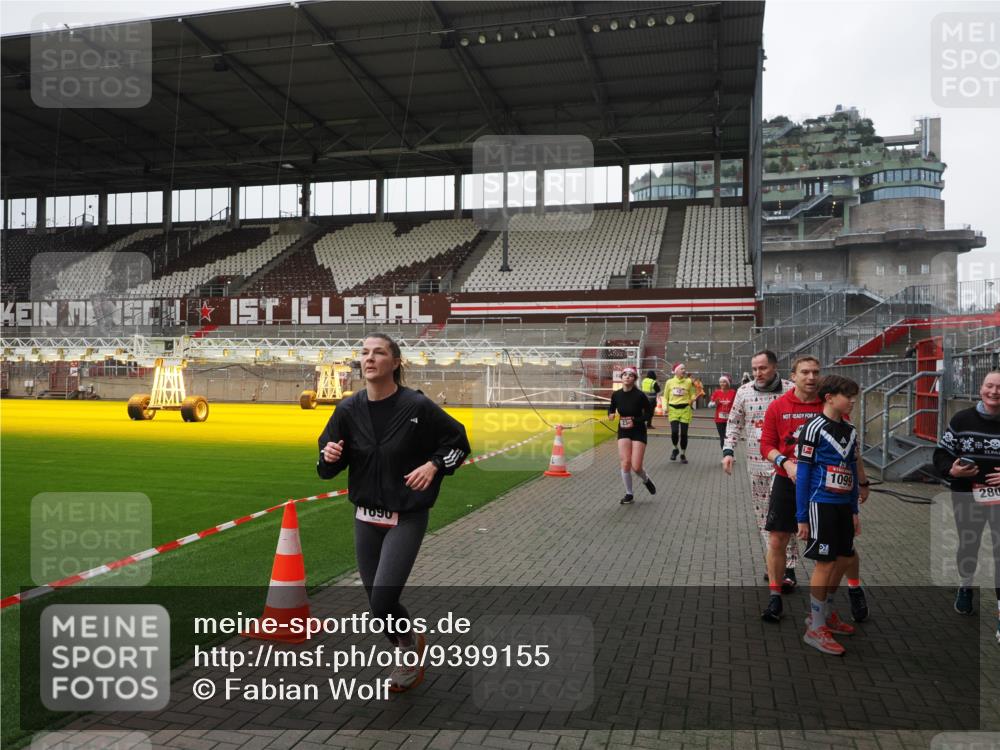 07.12.2025 - St. Pauli X-Mass-Run No. 15 Fabian Wolf http://msf.ph/oto/9399155 07.12.2025 10:58:01 Ziel 43, 75, 170, 234, 1690 meine-sportfotos.de