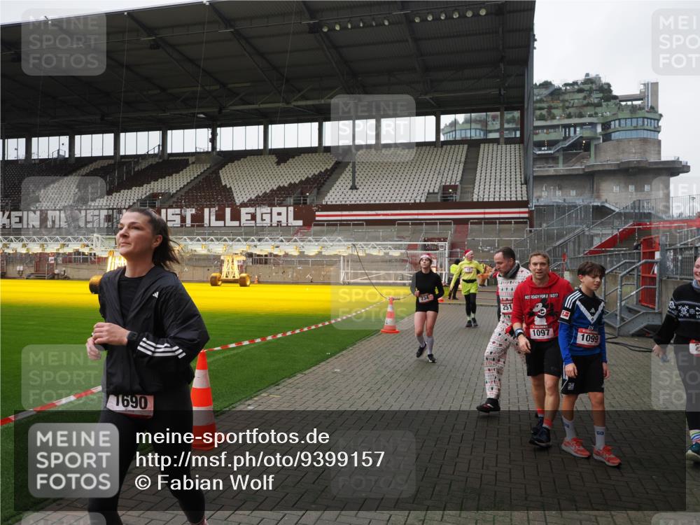 07.12.2025 - St. Pauli X-Mass-Run No. 15 Fabian Wolf http://msf.ph/oto/9399157 07.12.2025 10:58:02 Ziel 43, 75, 170, 234, 1690 meine-sportfotos.de