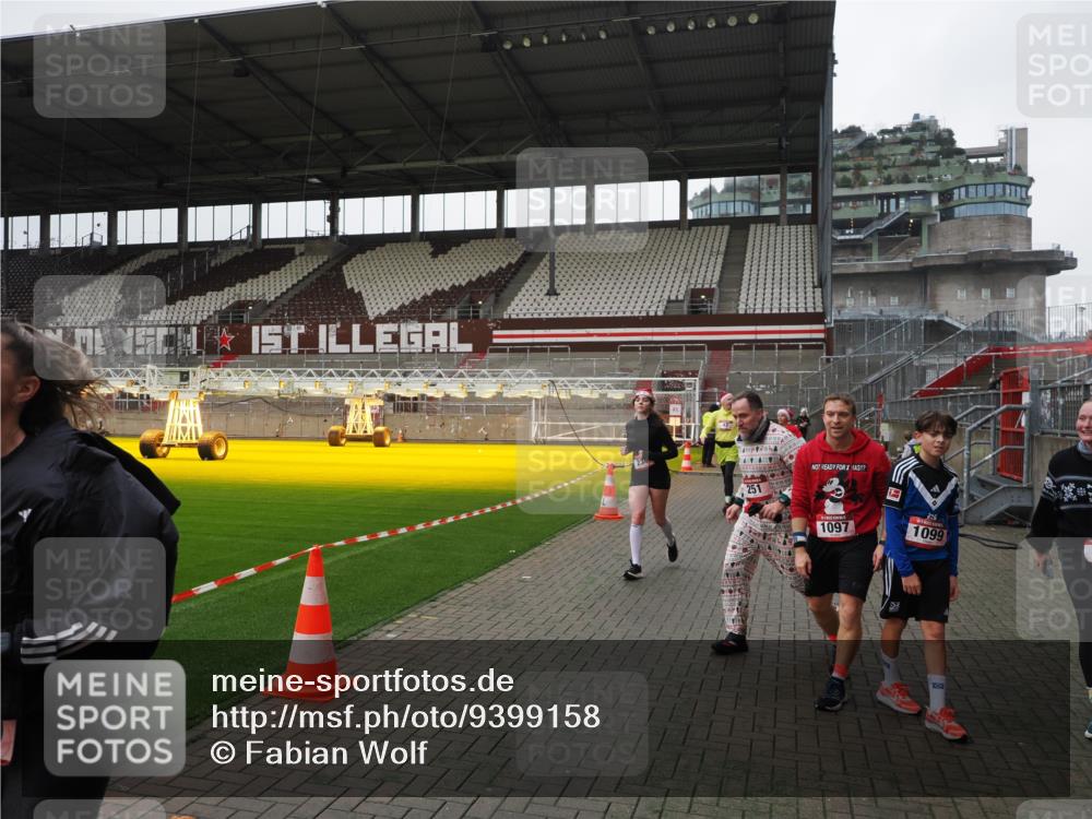 07.12.2025 - St. Pauli X-Mass-Run No. 15 Fabian Wolf http://msf.ph/oto/9399158 07.12.2025 10:58:02 Ziel 43, 75, 170, 234, 1690 meine-sportfotos.de