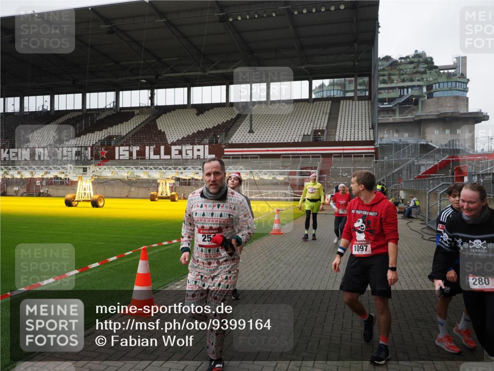 07.12.2025 - St. Pauli X-Mass-Run No. 15 Fabian Wolf http://msf.ph/oto/9399164 07.12.2025 10:58:03 Ziel 43, 75, 170, 234, 1690 meine-sportfotos.de