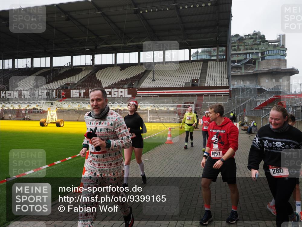 07.12.2025 - St. Pauli X-Mass-Run No. 15 Fabian Wolf http://msf.ph/oto/9399165 07.12.2025 10:58:03 Ziel 43, 75, 170, 234, 1690 meine-sportfotos.de
