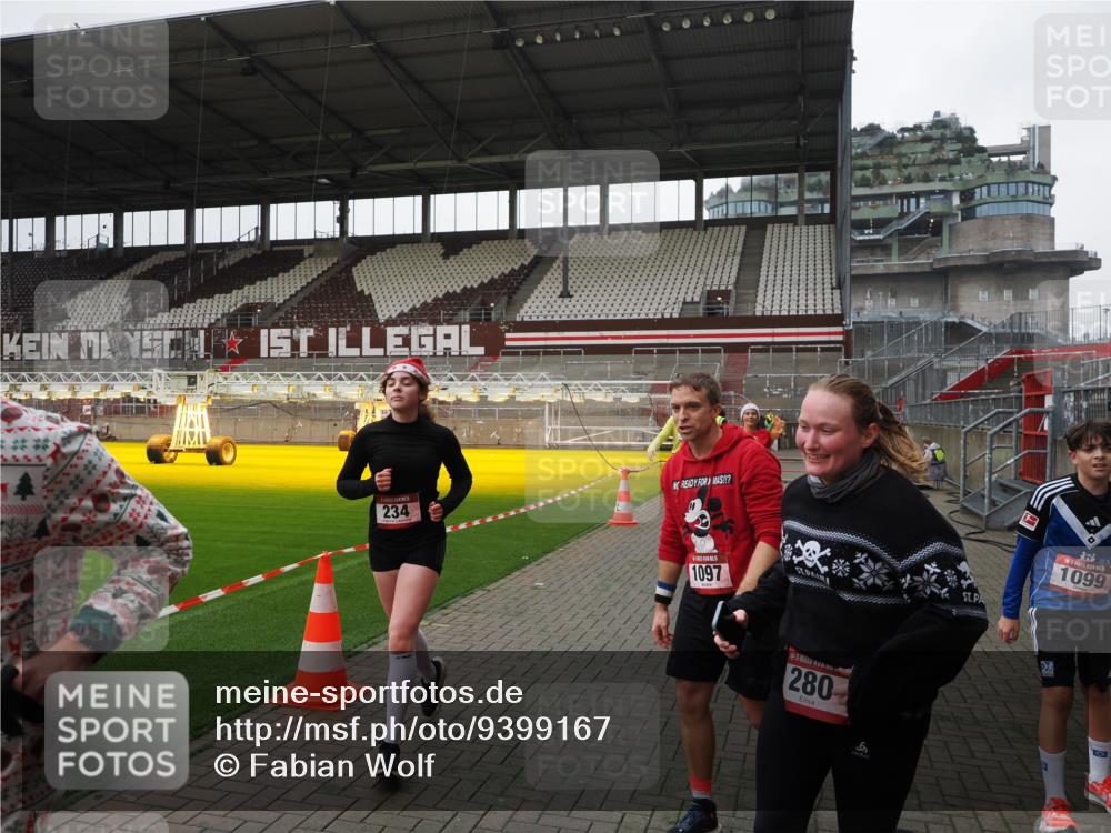 07.12.2025 - St. Pauli X-Mass-Run No. 15 Fabian Wolf http://msf.ph/oto/9399167 07.12.2025 10:58:04 Ziel 43, 75, 234, 1690 meine-sportfotos.de