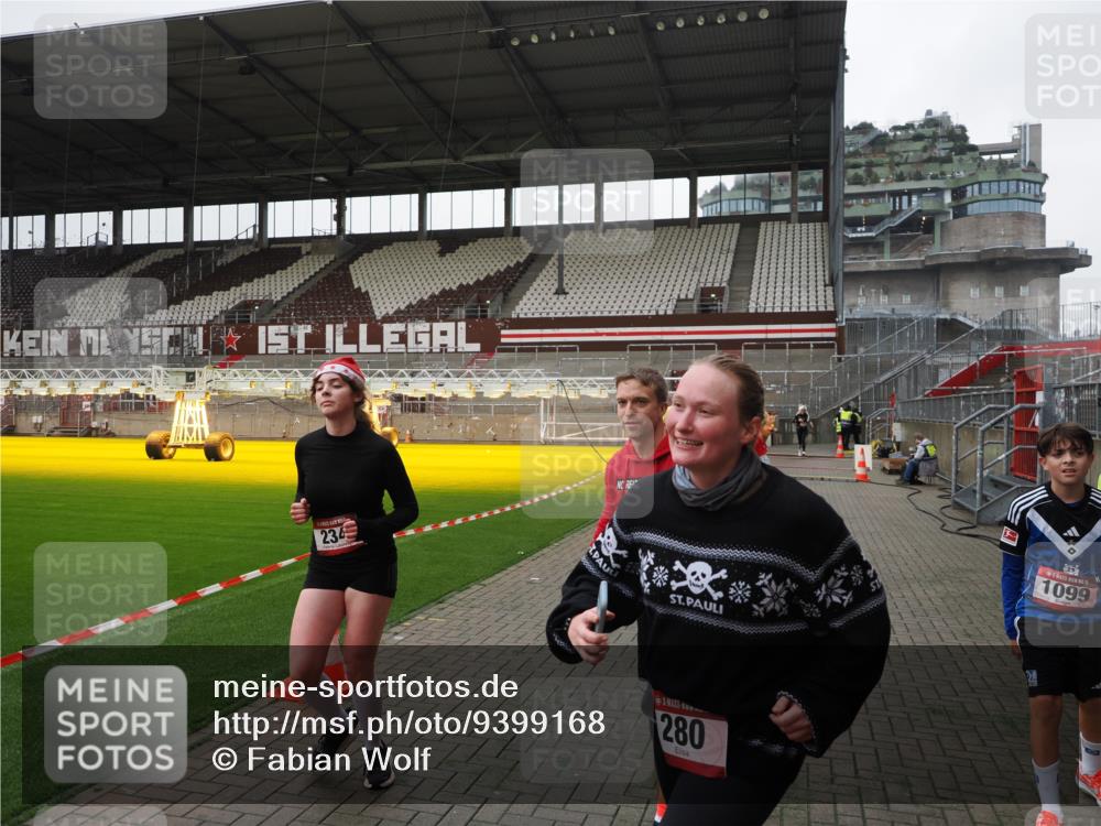 07.12.2025 - St. Pauli X-Mass-Run No. 15 Fabian Wolf http://msf.ph/oto/9399168 07.12.2025 10:58:04 Ziel 43, 75, 234, 1690 meine-sportfotos.de