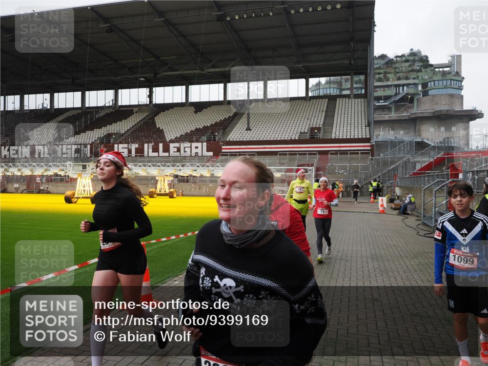 07.12.2025 - St. Pauli X-Mass-Run No. 15 Fabian Wolf http://msf.ph/oto/9399169 07.12.2025 10:58:04 Ziel 43, 75, 234, 1690 meine-sportfotos.de