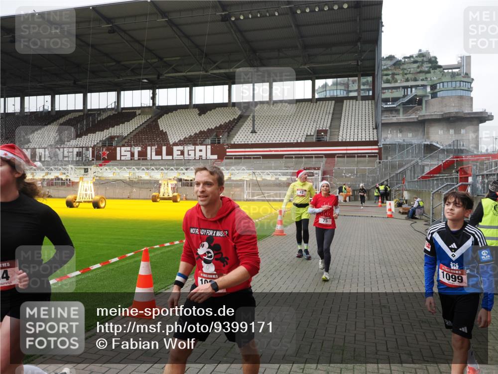 07.12.2025 - St. Pauli X-Mass-Run No. 15 Fabian Wolf http://msf.ph/oto/9399171 07.12.2025 10:58:04 Ziel 43, 75, 234, 1690 meine-sportfotos.de