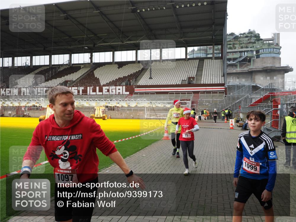 07.12.2025 - St. Pauli X-Mass-Run No. 15 Fabian Wolf http://msf.ph/oto/9399173 07.12.2025 10:58:05 Ziel 43, 75, 234, 761, 1690 meine-sportfotos.de