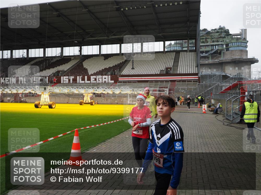 07.12.2025 - St. Pauli X-Mass-Run No. 15 Fabian Wolf http://msf.ph/oto/9399177 07.12.2025 10:58:06 Ziel 43, 75, 234, 761, 1690 meine-sportfotos.de