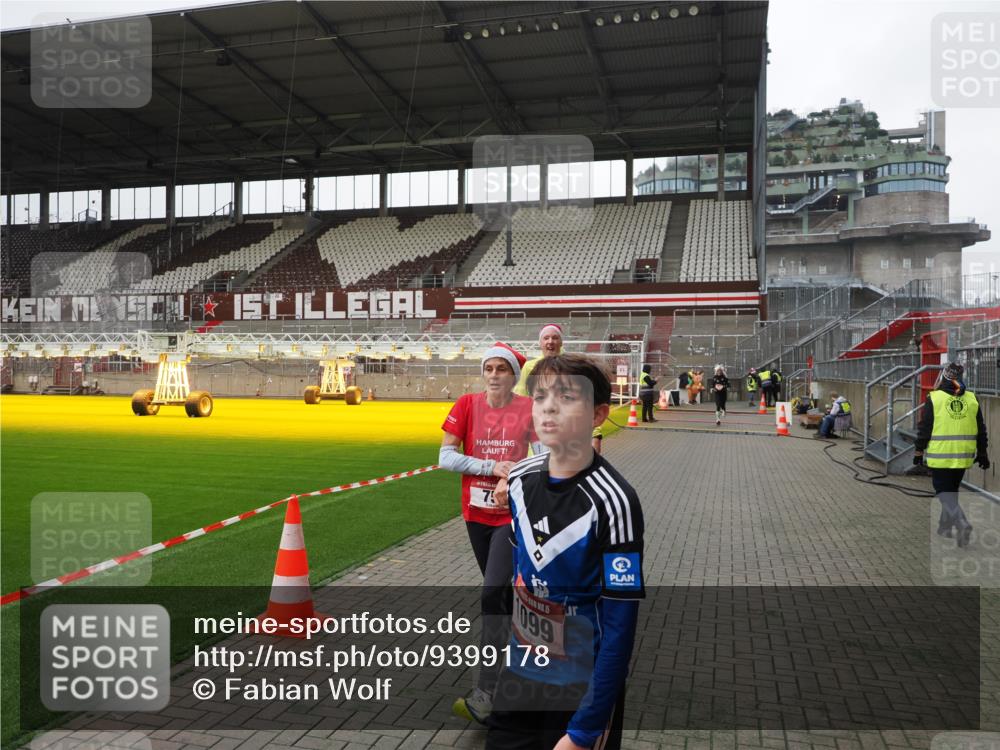 07.12.2025 - St. Pauli X-Mass-Run No. 15 Fabian Wolf http://msf.ph/oto/9399178 07.12.2025 10:58:06 Ziel 43, 75, 234, 761, 1690 meine-sportfotos.de