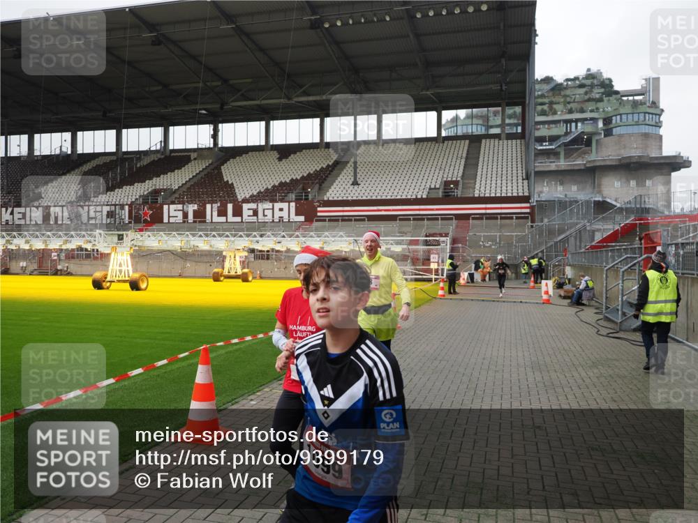 07.12.2025 - St. Pauli X-Mass-Run No. 15 Fabian Wolf http://msf.ph/oto/9399179 07.12.2025 10:58:06 Ziel 43, 75, 234, 761, 1690 meine-sportfotos.de