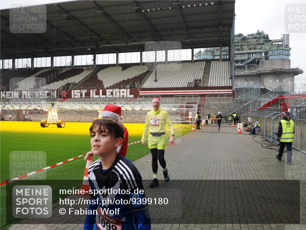 07.12.2025 - St. Pauli X-Mass-Run No. 15 Fabian Wolf http://msf.ph/oto/9399180 07.12.2025 10:58:06 Ziel 43, 75, 234, 761, 1690 meine-sportfotos.de