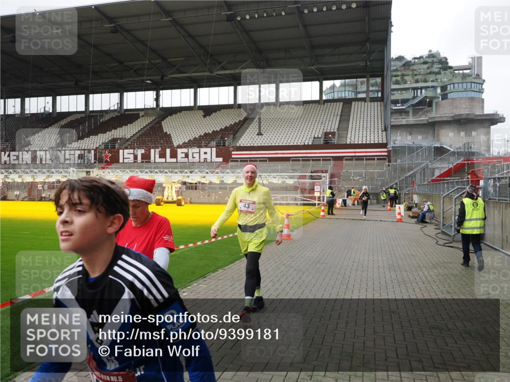 07.12.2025 - St. Pauli X-Mass-Run No. 15 Fabian Wolf http://msf.ph/oto/9399181 07.12.2025 10:58:06 Ziel 43, 75, 234, 761, 1690 meine-sportfotos.de