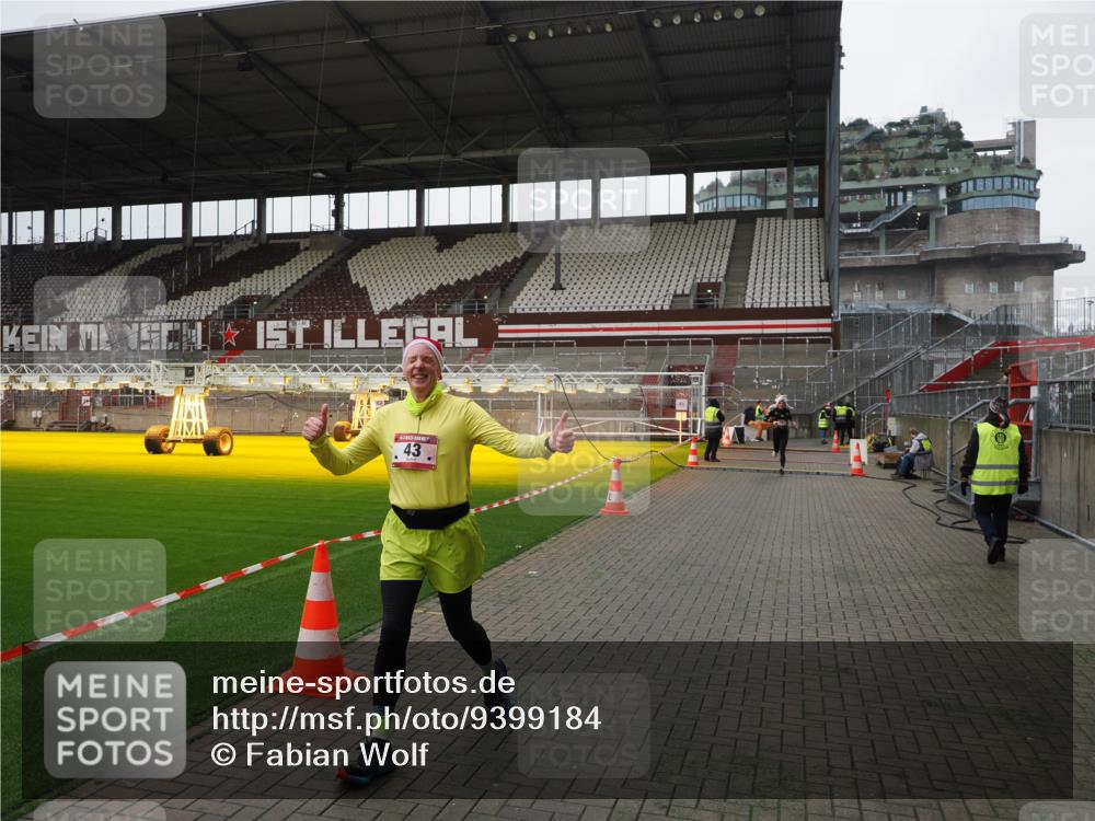 07.12.2025 - St. Pauli X-Mass-Run No. 15 Fabian Wolf http://msf.ph/oto/9399184 07.12.2025 10:58:07 Ziel 43, 75, 234, 761, 1690 meine-sportfotos.de