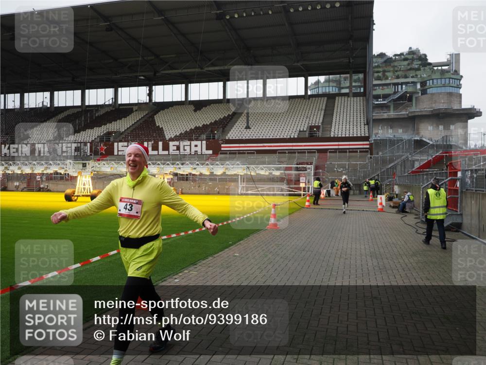 07.12.2025 - St. Pauli X-Mass-Run No. 15 Fabian Wolf http://msf.ph/oto/9399186 07.12.2025 10:58:07 Ziel 43, 75, 234, 761, 1690 meine-sportfotos.de