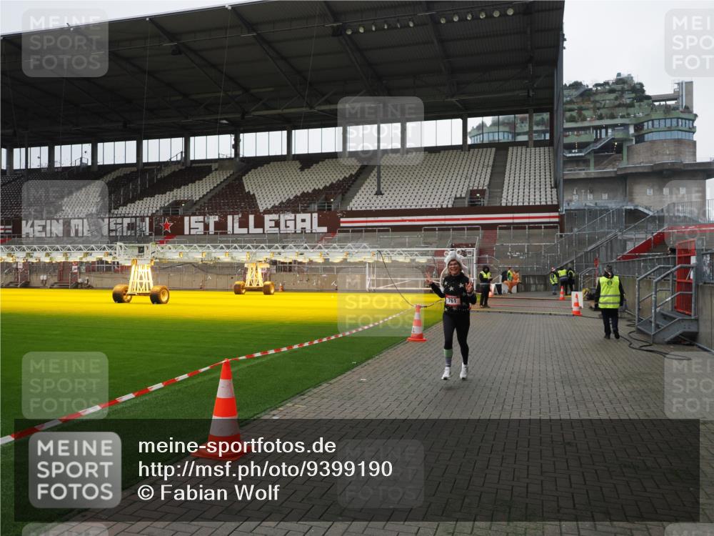 07.12.2025 - St. Pauli X-Mass-Run No. 15 Fabian Wolf http://msf.ph/oto/9399190 07.12.2025 10:58:11 Ziel 43, 75, 234, 761, 1690 meine-sportfotos.de