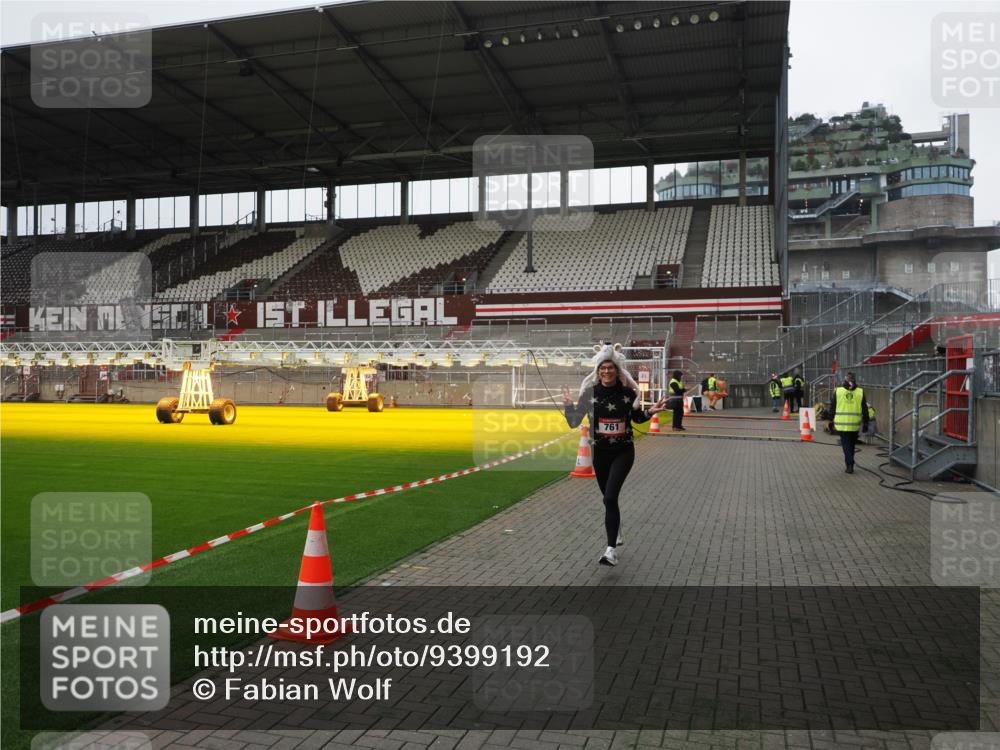 07.12.2025 - St. Pauli X-Mass-Run No. 15 Fabian Wolf http://msf.ph/oto/9399192 07.12.2025 10:58:12 Ziel 43, 75, 234, 761, 1690 meine-sportfotos.de