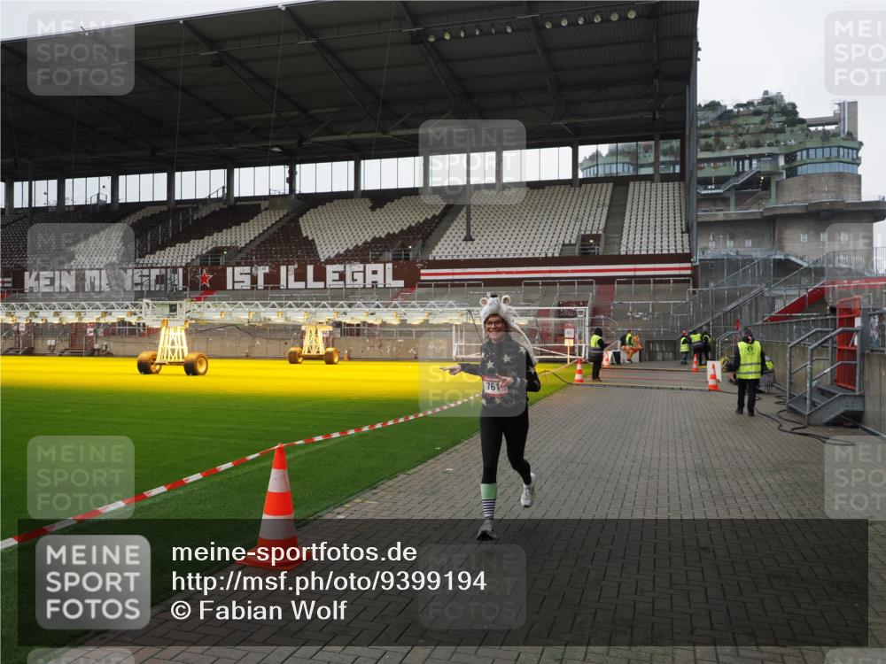 07.12.2025 - St. Pauli X-Mass-Run No. 15 Fabian Wolf http://msf.ph/oto/9399194 07.12.2025 10:58:12 Ziel 43, 75, 234, 761, 1690 meine-sportfotos.de