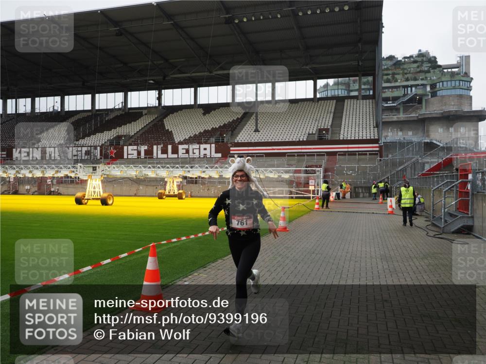 07.12.2025 - St. Pauli X-Mass-Run No. 15 Fabian Wolf http://msf.ph/oto/9399196 07.12.2025 10:58:12 Ziel 43, 75, 234, 761, 1690 meine-sportfotos.de