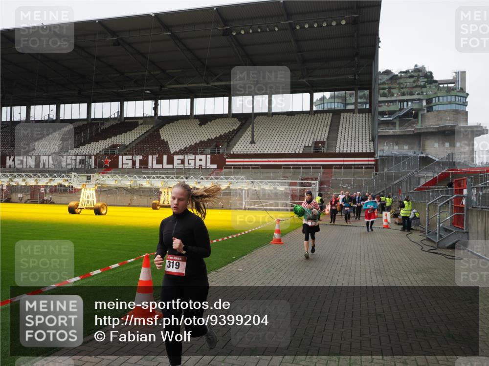07.12.2025 - St. Pauli X-Mass-Run No. 15 Fabian Wolf http://msf.ph/oto/9399204 07.12.2025 10:58:41 Ziel 7, 941, 1160, 1174, 2130, 2131 meine-sportfotos.de