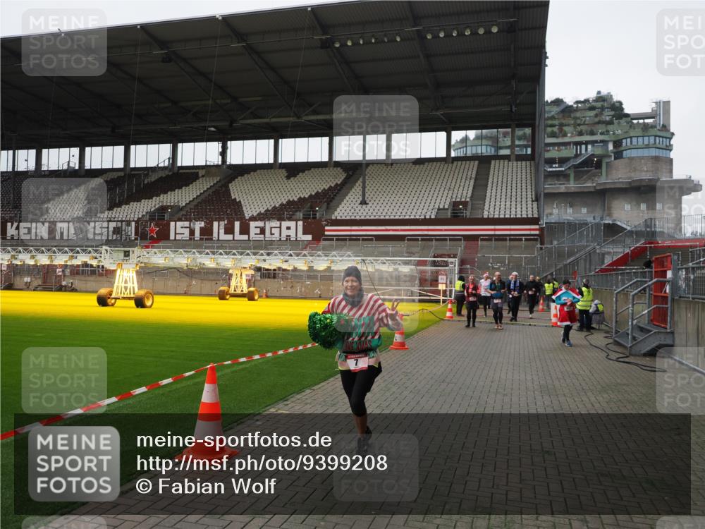 07.12.2025 - St. Pauli X-Mass-Run No. 15 Fabian Wolf http://msf.ph/oto/9399208 07.12.2025 10:58:42 Ziel 7, 606, 907, 941, 1160, 1174, 1476, 2130, 2131 meine-sportfotos.de