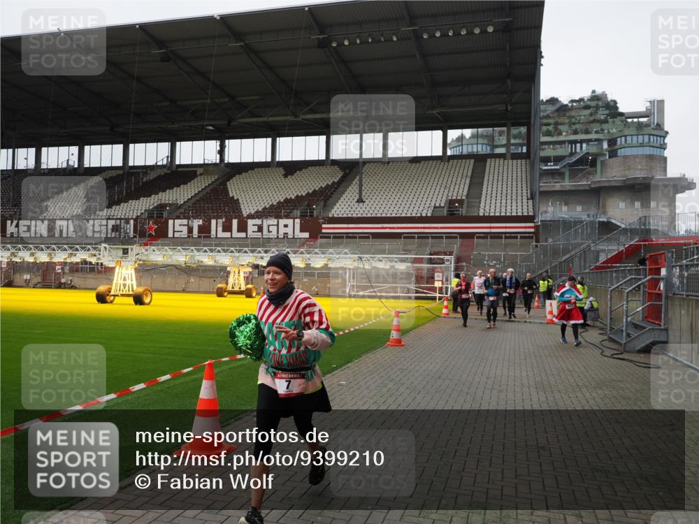 07.12.2025 - St. Pauli X-Mass-Run No. 15 Fabian Wolf http://msf.ph/oto/9399210 07.12.2025 10:58:42 Ziel 7, 606, 907, 941, 1160, 1174, 1476, 2130, 2131 meine-sportfotos.de