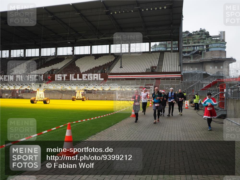 07.12.2025 - St. Pauli X-Mass-Run No. 15 Fabian Wolf http://msf.ph/oto/9399212 07.12.2025 10:58:46 Ziel 7, 606, 907, 941, 1160, 1174, 1476, 2130, 2131 meine-sportfotos.de