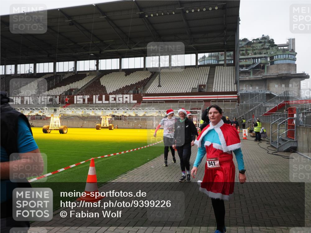 07.12.2025 - St. Pauli X-Mass-Run No. 15 Fabian Wolf http://msf.ph/oto/9399226 07.12.2025 10:58:51 Ziel 7, 606, 907, 941, 1160, 1174, 1451, 1453, 1456, 1458, 1459, 1476, 2130, 2131 meine-sportfotos.de