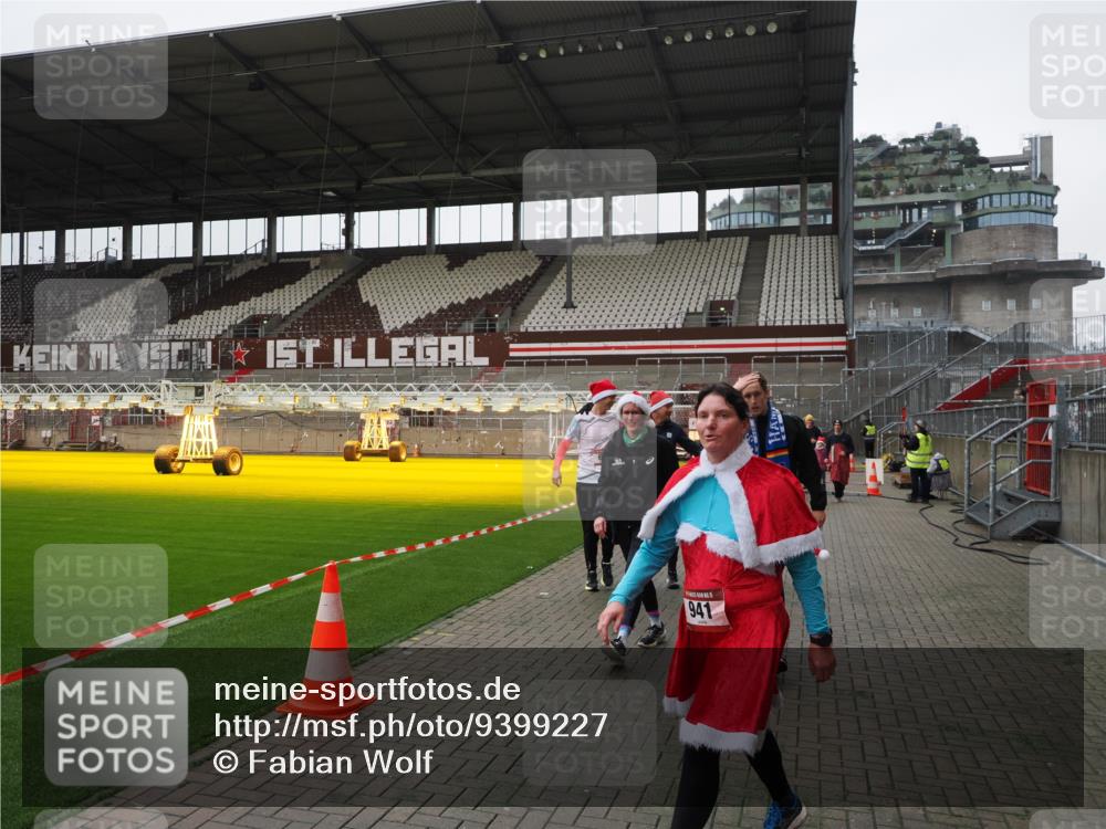 07.12.2025 - St. Pauli X-Mass-Run No. 15 Fabian Wolf http://msf.ph/oto/9399227 07.12.2025 10:58:51 Ziel 7, 606, 907, 941, 1160, 1174, 1451, 1453, 1456, 1458, 1459, 1476, 2130, 2131 meine-sportfotos.de