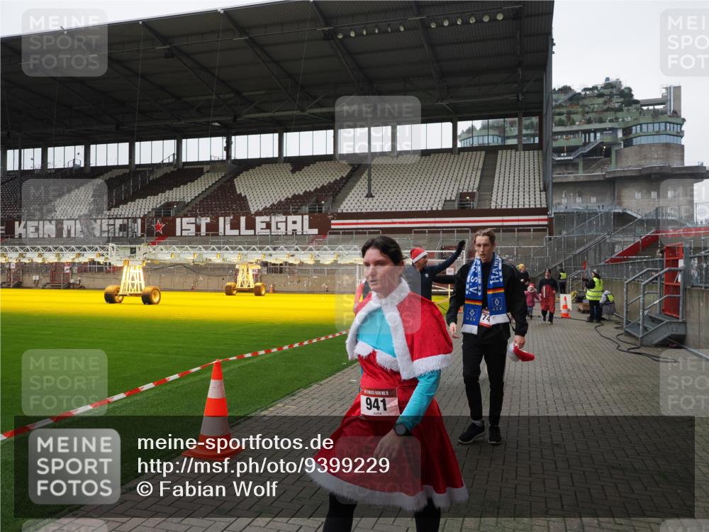 07.12.2025 - St. Pauli X-Mass-Run No. 15 Fabian Wolf http://msf.ph/oto/9399229 07.12.2025 10:58:51 Ziel 7, 606, 907, 941, 1160, 1174, 1451, 1453, 1456, 1458, 1459, 1476, 2130, 2131 meine-sportfotos.de