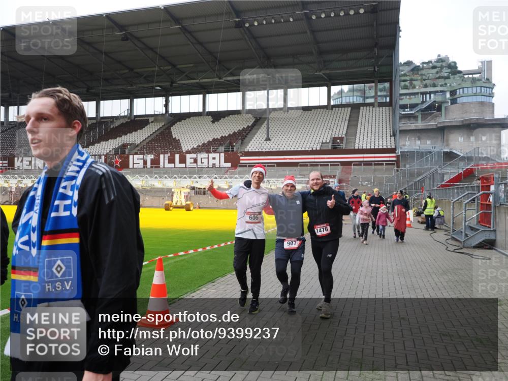 07.12.2025 - St. Pauli X-Mass-Run No. 15 Fabian Wolf http://msf.ph/oto/9399237 07.12.2025 10:58:54 Ziel 7, 606, 907, 941, 1160, 1174, 1451, 1453, 1456, 1458, 1459, 1476, 2130, 2131 meine-sportfotos.de