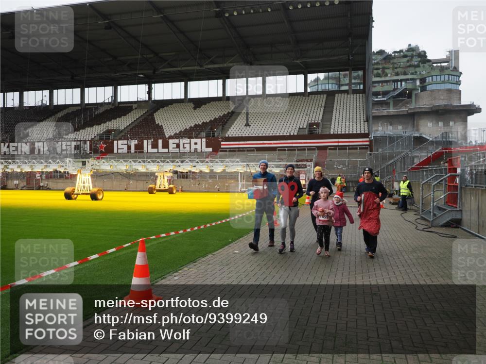 07.12.2025 - St. Pauli X-Mass-Run No. 15 Fabian Wolf http://msf.ph/oto/9399249 07.12.2025 10:58:58 Ziel 582, 606, 907, 941, 1160, 1174, 1451, 1453, 1456, 1458, 1459, 1476, 1508, 2130 meine-sportfotos.de