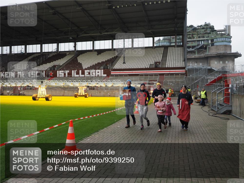 07.12.2025 - St. Pauli X-Mass-Run No. 15 Fabian Wolf http://msf.ph/oto/9399250 07.12.2025 10:58:58 Ziel 582, 606, 907, 941, 1160, 1174, 1451, 1453, 1456, 1458, 1459, 1476, 1508, 2130 meine-sportfotos.de