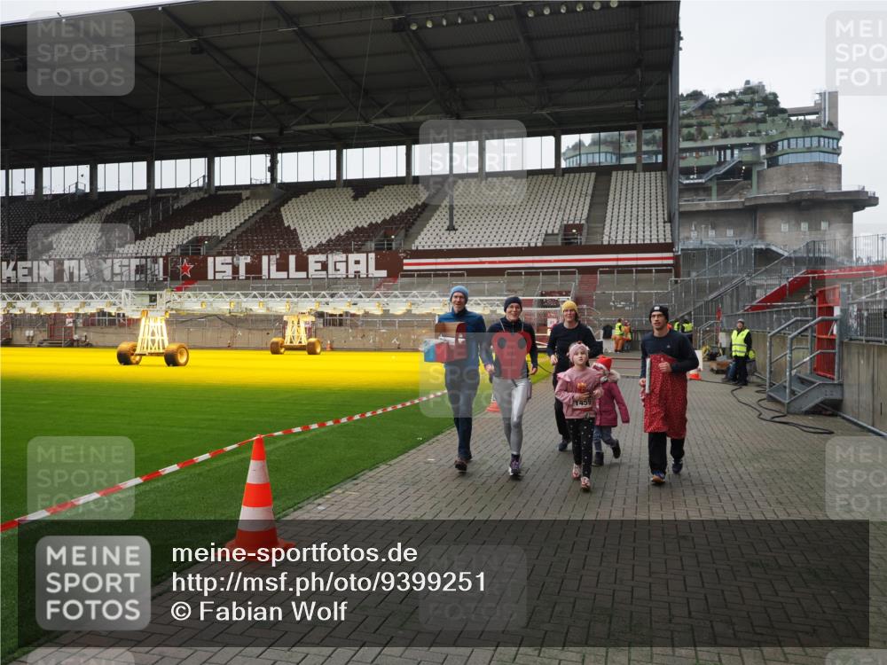 07.12.2025 - St. Pauli X-Mass-Run No. 15 Fabian Wolf http://msf.ph/oto/9399251 07.12.2025 10:58:58 Ziel 582, 606, 907, 941, 1160, 1174, 1451, 1453, 1456, 1458, 1459, 1476, 1508, 2130 meine-sportfotos.de