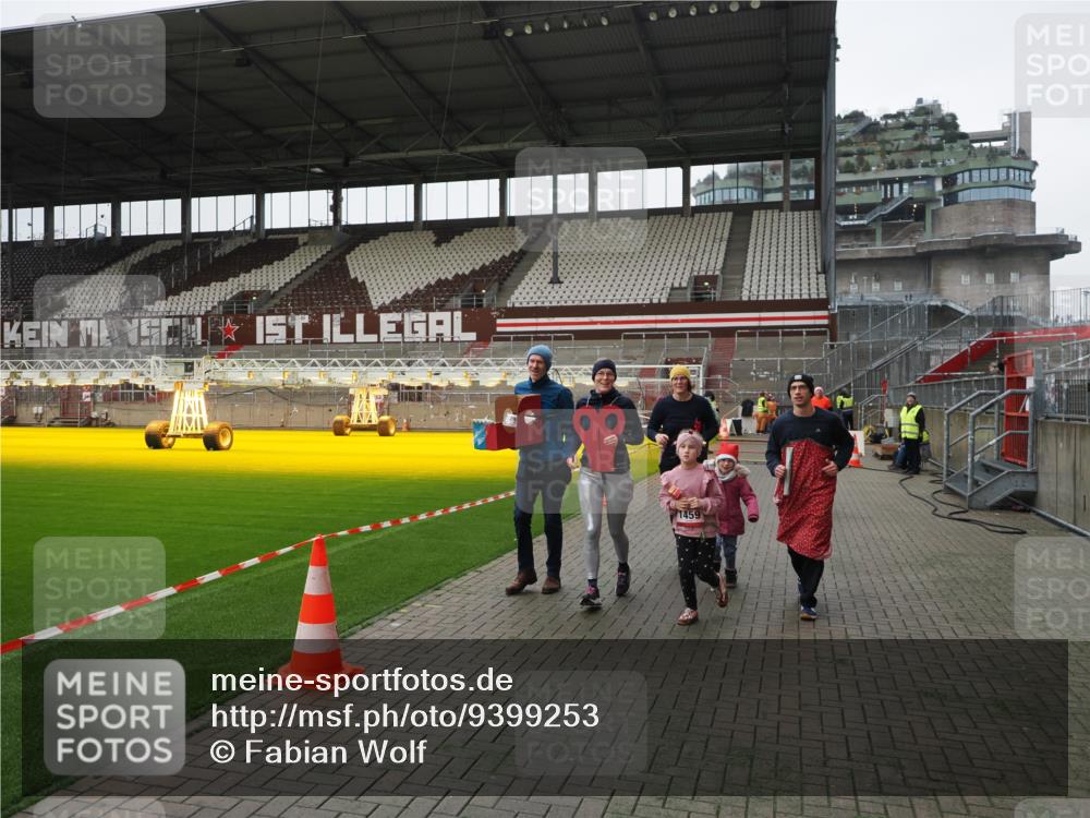 07.12.2025 - St. Pauli X-Mass-Run No. 15 Fabian Wolf http://msf.ph/oto/9399253 07.12.2025 10:58:58 Ziel 582, 606, 907, 941, 1160, 1174, 1451, 1453, 1456, 1458, 1459, 1476, 1508, 2130 meine-sportfotos.de