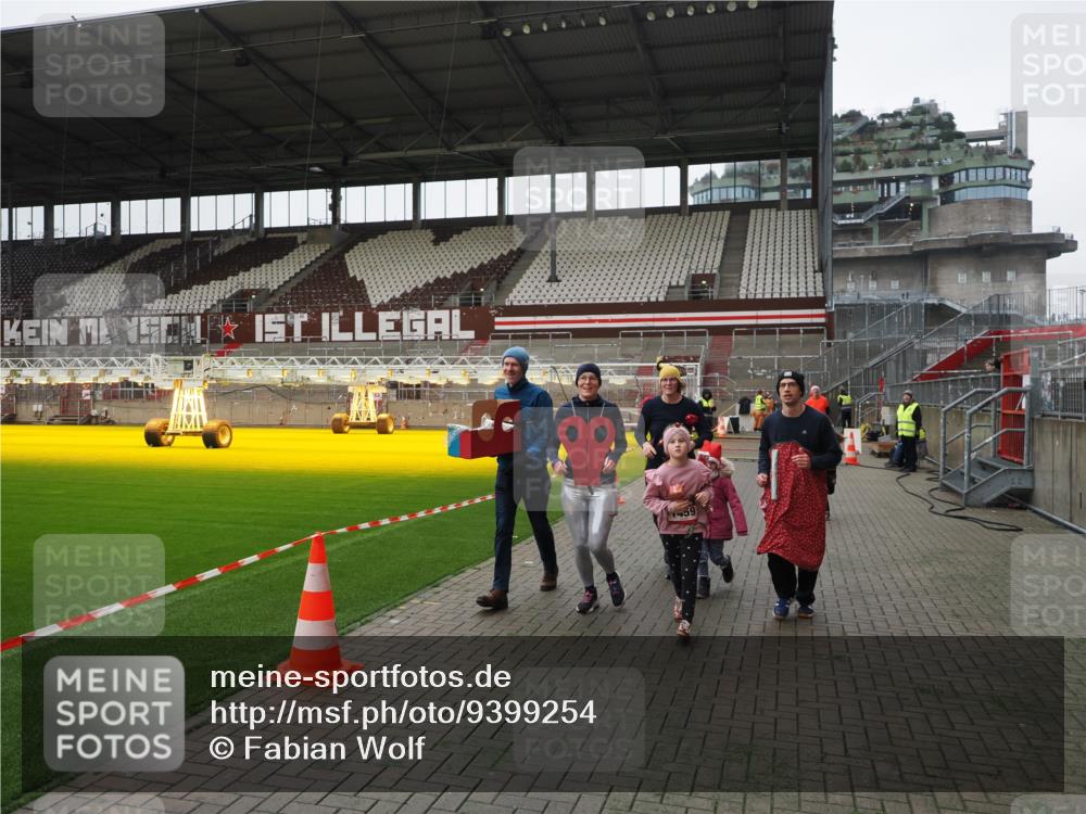 07.12.2025 - St. Pauli X-Mass-Run No. 15 Fabian Wolf http://msf.ph/oto/9399254 07.12.2025 10:58:59 Ziel 582, 606, 907, 1160, 1174, 1451, 1453, 1456, 1458, 1459, 1476, 1508 meine-sportfotos.de