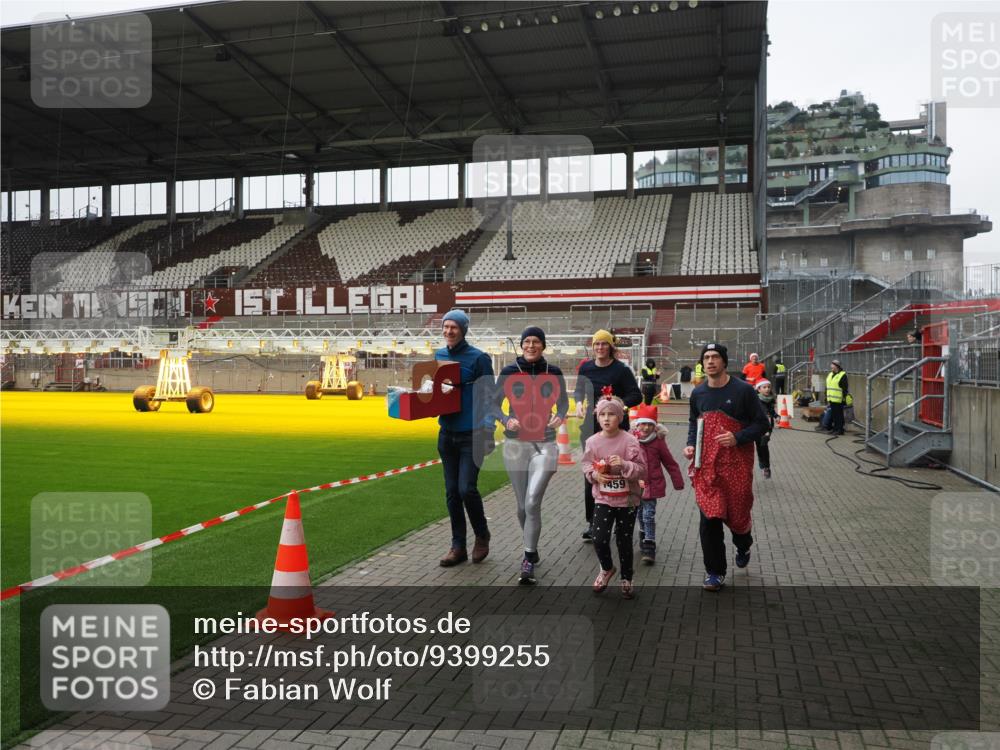 07.12.2025 - St. Pauli X-Mass-Run No. 15 Fabian Wolf http://msf.ph/oto/9399255 07.12.2025 10:58:59 Ziel 582, 606, 907, 1160, 1174, 1451, 1453, 1456, 1458, 1459, 1476, 1508 meine-sportfotos.de