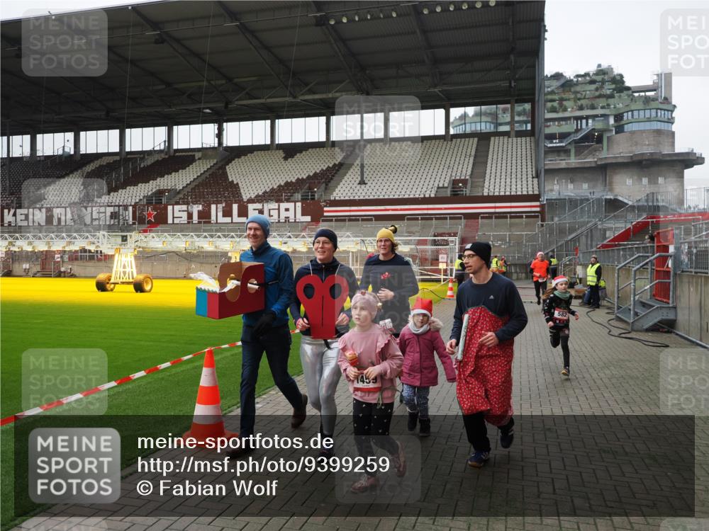 07.12.2025 - St. Pauli X-Mass-Run No. 15 Fabian Wolf http://msf.ph/oto/9399259 07.12.2025 10:59:00 Ziel 582, 606, 907, 1160, 1174, 1451, 1453, 1456, 1458, 1459, 1476, 1508 meine-sportfotos.de