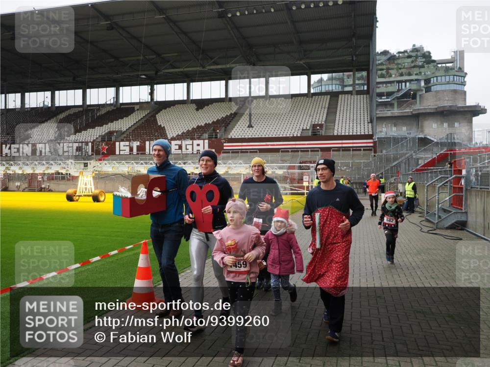 07.12.2025 - St. Pauli X-Mass-Run No. 15 Fabian Wolf http://msf.ph/oto/9399260 07.12.2025 10:59:00 Ziel 582, 606, 907, 1160, 1174, 1451, 1453, 1456, 1458, 1459, 1476, 1508 meine-sportfotos.de