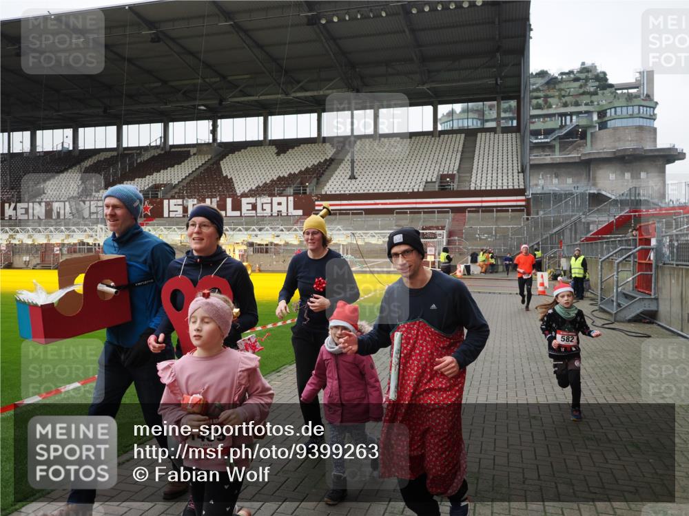 07.12.2025 - St. Pauli X-Mass-Run No. 15 Fabian Wolf http://msf.ph/oto/9399263 07.12.2025 10:59:00 Ziel 582, 606, 907, 1160, 1174, 1451, 1453, 1456, 1458, 1459, 1476, 1508 meine-sportfotos.de
