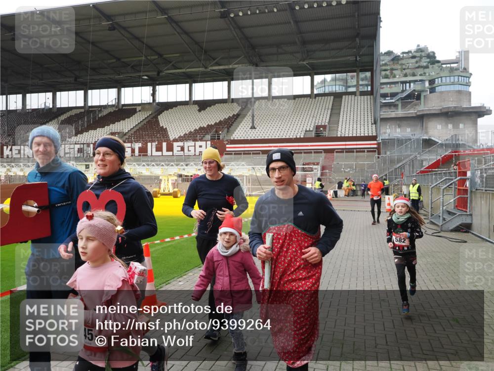 07.12.2025 - St. Pauli X-Mass-Run No. 15 Fabian Wolf http://msf.ph/oto/9399264 07.12.2025 10:59:01 Ziel 582, 606, 907, 1160, 1174, 1451, 1453, 1456, 1458, 1459, 1476, 1508 meine-sportfotos.de